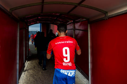 Helsingborgs Matthew Rusike lämnar planen