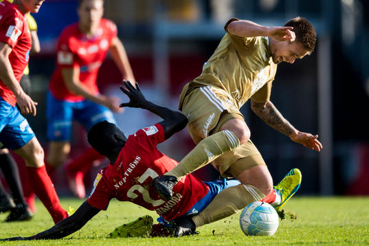 Helsingborgs Lalawélé Atakora fäller Östersunds Dennis