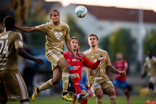 Östersunds Walid Atta och Dennis Widgren mot Helsingborgs