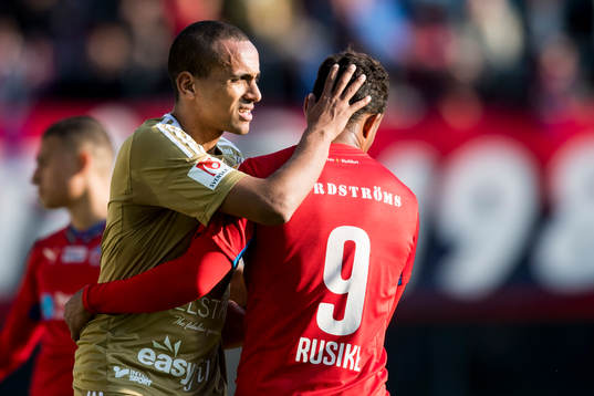 Östersunds Walid Atta klappar om Helsingborgs Matthew