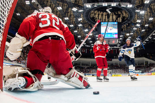 Finlands Leo Komarov jublar