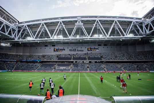 Djurgårdens spelare och Kalmars spelare träder in på
