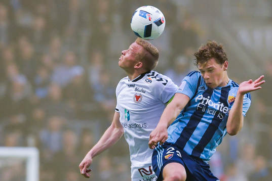 Kalmars Jonathan Ring i nickduell med Djurgårdens Jesper