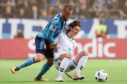 Kalmars Marcus Antonsson blir neddragen av Djurgårdens