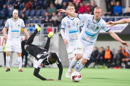 Örebros Maic Sema blir fälld av Gefles Anton Lans  och