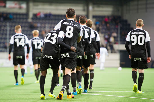 Örebros Maic Sema och Astrit Ajdarevic jublar och kramas