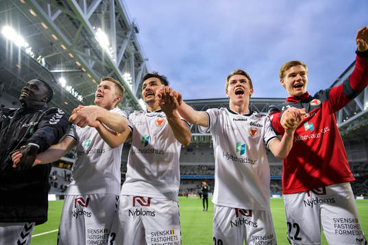 Kalmars spelare jublar mot publiken