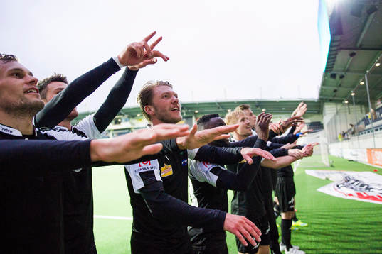 Örebros spelare jublar och tackar publiken