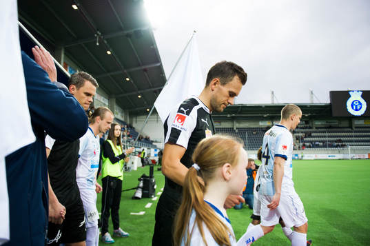 Örebros Robert Åhman Persson går in på planen