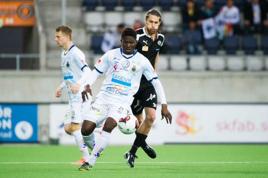 Gefles Kwame Bonsu och Örebros Daniel Nordmark i kamp om