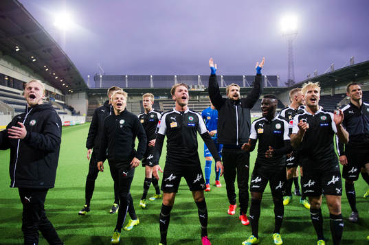 Örebros spelare jublar och tackar publiken