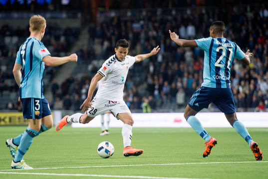Kalmars Romário Pereira Sipião laddar för skott medan