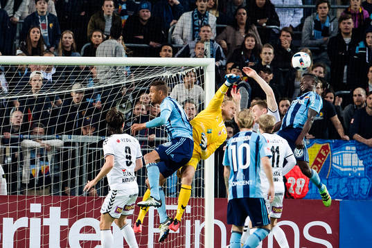 Djurgårdens Sam Johnson nickar bollen