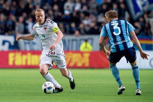 Kalmars Tobias Eriksson med bollen
