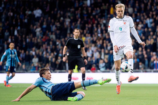 Djurgårdens Jesper Karlström glidtacklar undan bollen