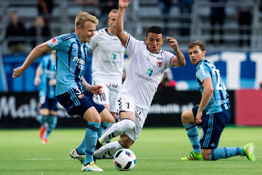Djurgårdens Elliot Käck och Kalmars Ismael Silva Lima i