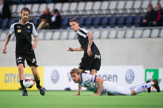 Gefles Johan Bertilsson faller och Örebros Daniel Nordmark