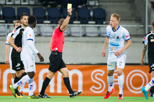 Gefles Martin Rauschenberg reagerar när han får gult kort