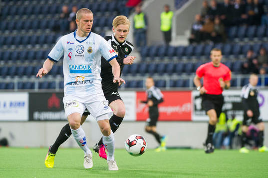 Gefles Anton Lans och Örebros Karl Holmberg i kamp om boll