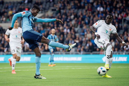 Djurgårdens Michael Olunga skjuter ett skott