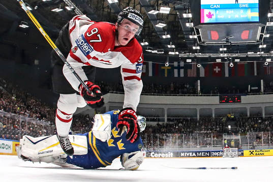 Kanadas Connor McDavid flyger över Sveriges målvakt Jacob