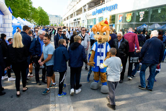 IFK Göteborgs maskot Leo utanför arenan innan