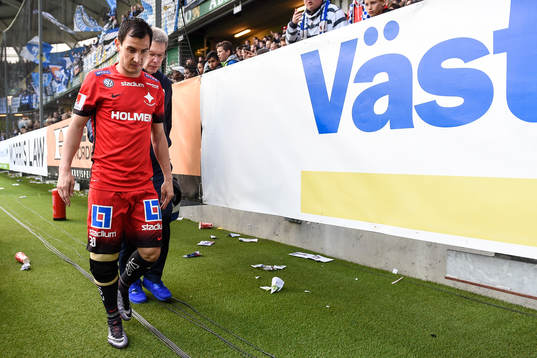 Norrköpings Nikola Tkalcic lämnar planen skadad