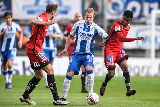 Norrköpings Jón Guðni Fjóluson och Tesfaldet Tekie mot