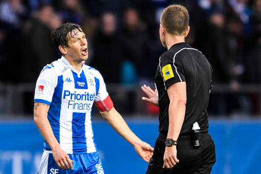 IFK Göteborgs Mads Albeck i samtal med domare Markus