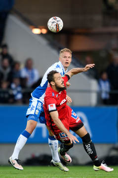 IFK Göteborgs Hjörtur Hermannsson i närkamp  med