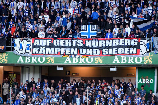 IFK Göteborgs supportrar har en vela med en tysk text "Auf