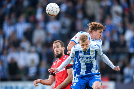 IFK Göteborgs Thomas Rogne i nickduell med Sebastian
