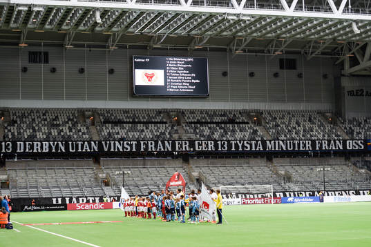 Tomma läktare i protest de första 13 minuterna