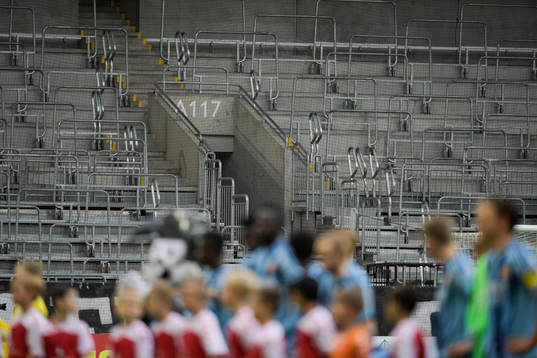 Tomma läktare i protest de första 13 minuterna