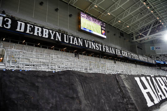 Tomma läktare i protest de första 13 minuterna