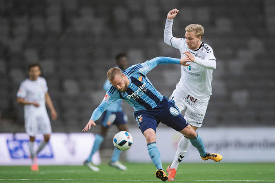 Djurgårdens Alexander Faltsetas i en duell med Kalmars