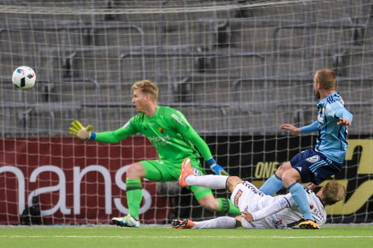 Kalmars Jonathan Ring gör 0-2 bakom Djurgårdens målvakt