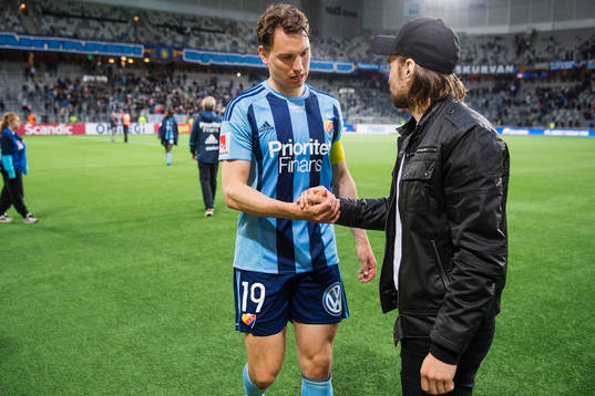 Djurgårdens Marcus Hansson hälsar på Kevin Walker när