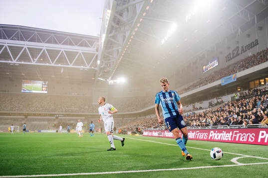 Djurgårdens Tim Björkström släpper ut en boll till