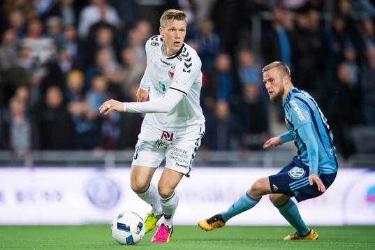 Kalmars Viktor Elm jagas av Djurgårdens Alexander Faltsetas