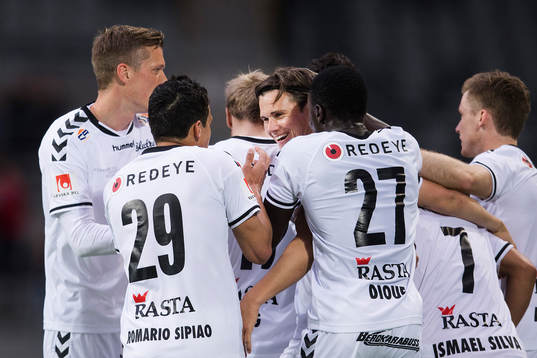 Kalmars Marcus Antonsson (m) jublar med sina lagkamrater
