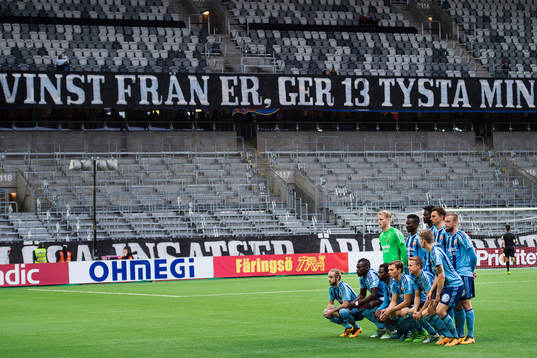 Djurgårdens spelare ställer upp för en lagbild framför