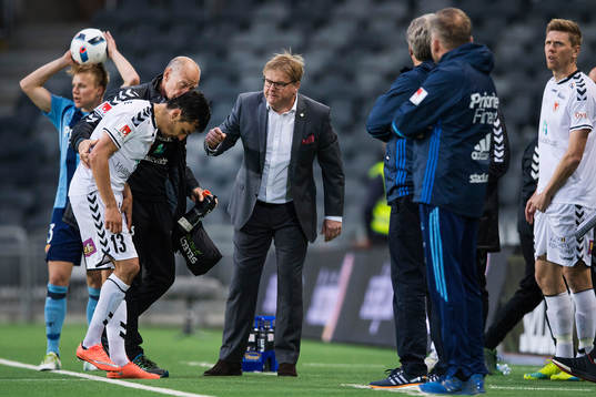 Kalmars tränare Peter Swärdh pratar med Emin Nouri