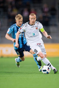 Djurgårdens Elliot Käck jagar Kalmars Tobias Eriksson