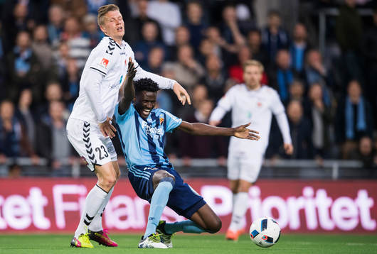 Kalmars Viktor Elm i en duell med Djurgårdens Michael