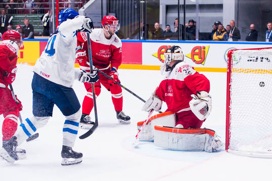 Finlands Mikael Granlund gör 1-0 bakom Danmarks målvakt