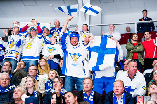 Finlands supportrar jublar på läktaren