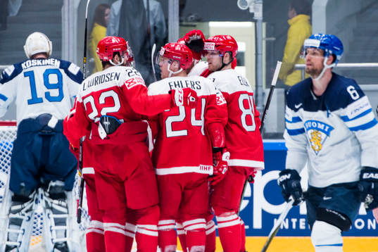 Danmarks spelare jublar