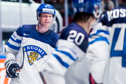 Finlands Mika Pyorala jublar