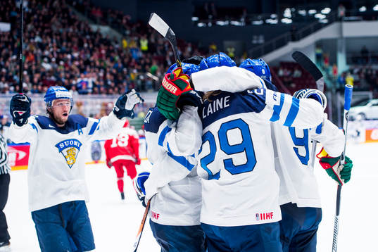 Finlands spelare jublar